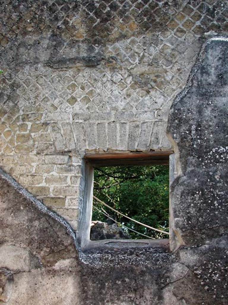 VI.8, Herculaneum. September 2003. Window in east wall, at north end.
Photo courtesy of Nicolas Monteix.